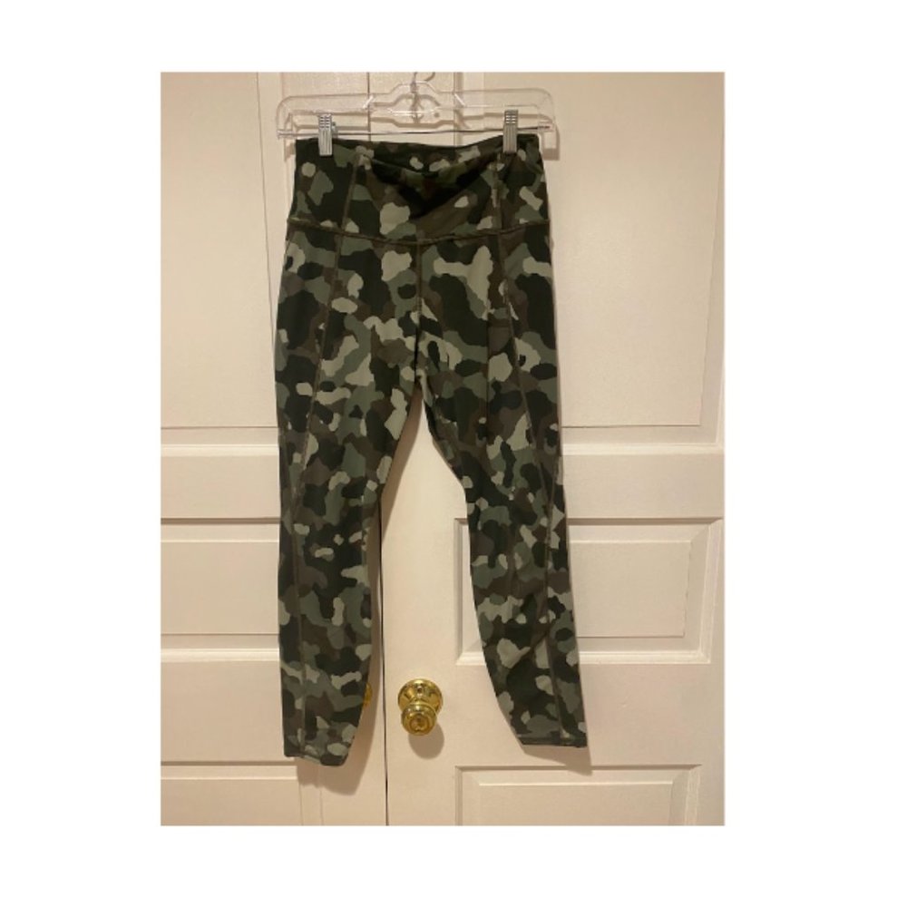 Athleta Lightning Camo 7/8 Tight Leggings Camouflage with Pockets - Green